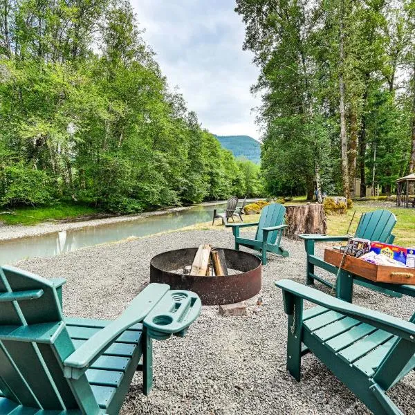 Gateway to Mt Rainier Riverfront Haven with Hot Tub, hotel v destinaci Packwood