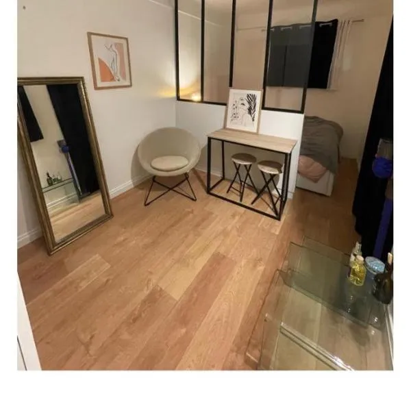 Parisian little house-studio, hotel in Paris