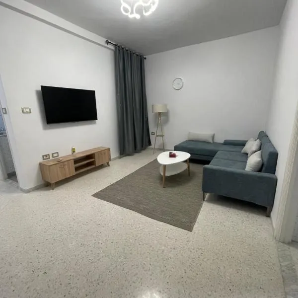 Appartement s2 avec garage, hotel in Radès
