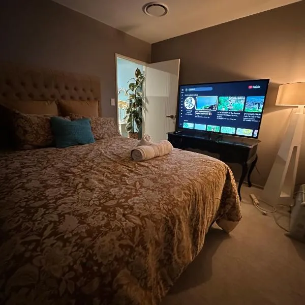 BEBE Self-contained Granny Flat with Own Access, hotel in Auckland