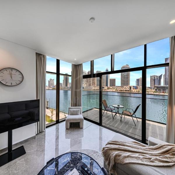Peninsula Five 3BD Duplex with Lake view, For 9, Dubai