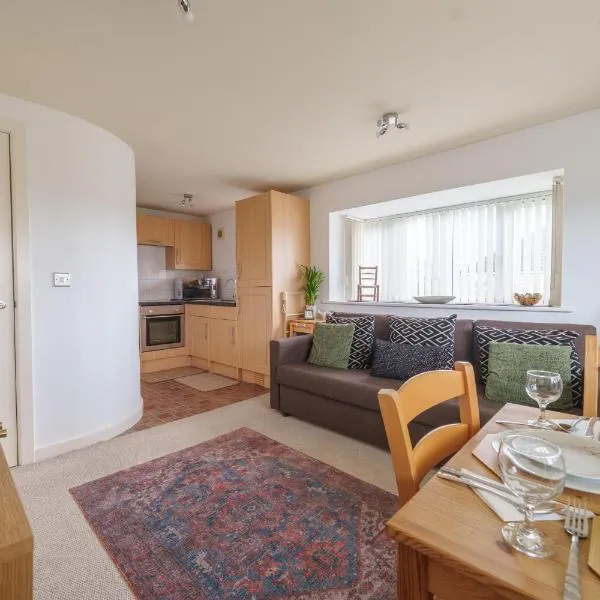2-bedroom apartment in Headington with 2x free parking, walking distance to Oxford Hospitals & Brookes Uni, Hotel in Oxford