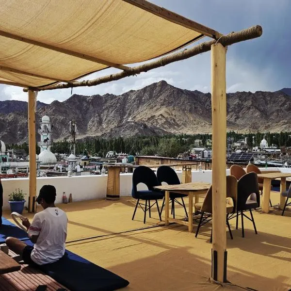 Hearth and Haven Homestay -Wifi Available, hotel in Leh