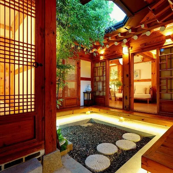#서촌전통한옥독채 #Seochon Hanok PrivateHouse #4BR2BA #9Guests #4min Walk GyeongbokgungStation #Bukchon #Gwanghwamun #Gyeongbokgung #명동, hotel di Seoul