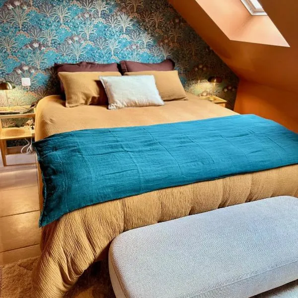 Parenthèse sous les toits - suite cosy avec jacuzzi - hypercentre, hotel in Auxerre