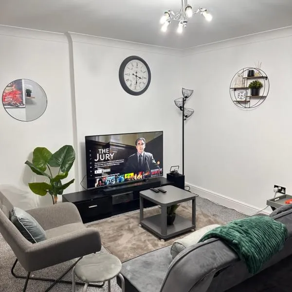 Enjoy city living in this one-bedroom flat, complete with a balcony and secure parking in Birmingham city center，位于伯明翰的酒店