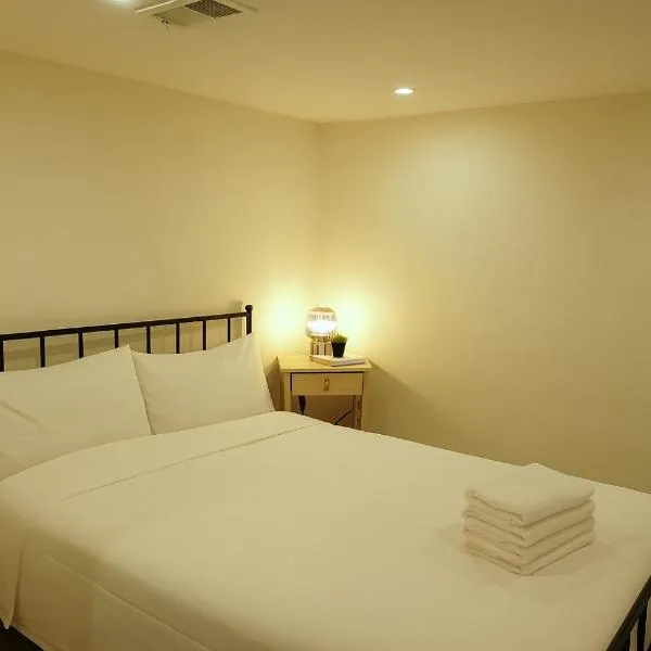 ION House - near shopping and Kennedy subway, hotel di Toronto