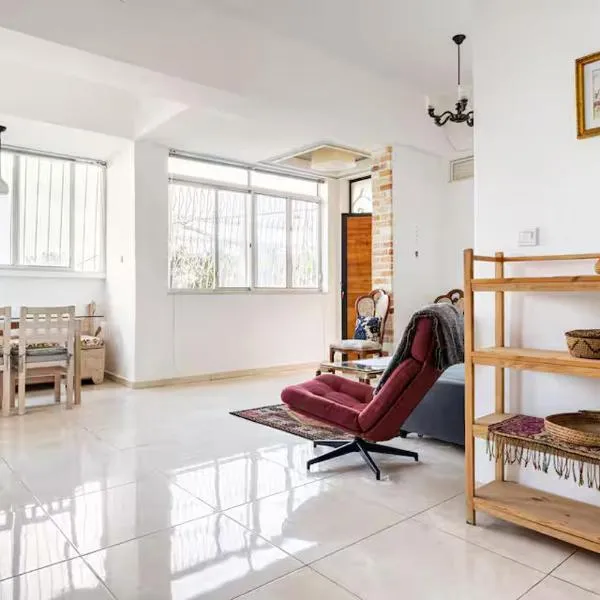 Quiet and Spacious Luxury Apartment with Splendid View between Carmel and Downtown, hotel v destinaci Haifa