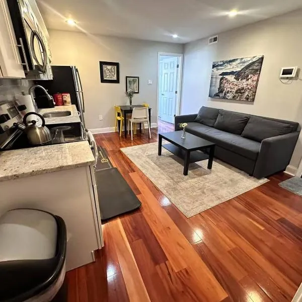 Modern Cozy Unit Near Geno's & Pat's, hotel in Philadelphia