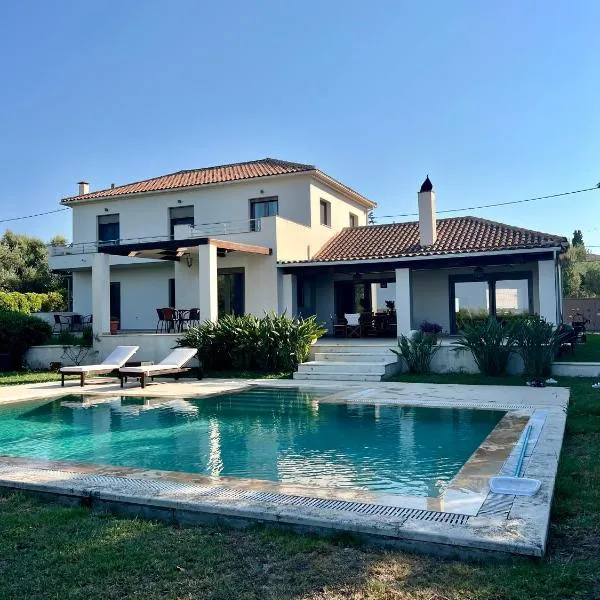 V Mira Luxury Villa, hotel u gradu Tragaki