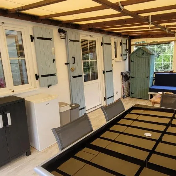 Chalet dans parc résidentiel privé avec wifi, piscine、サン・ピエール・ドレロンのホテル