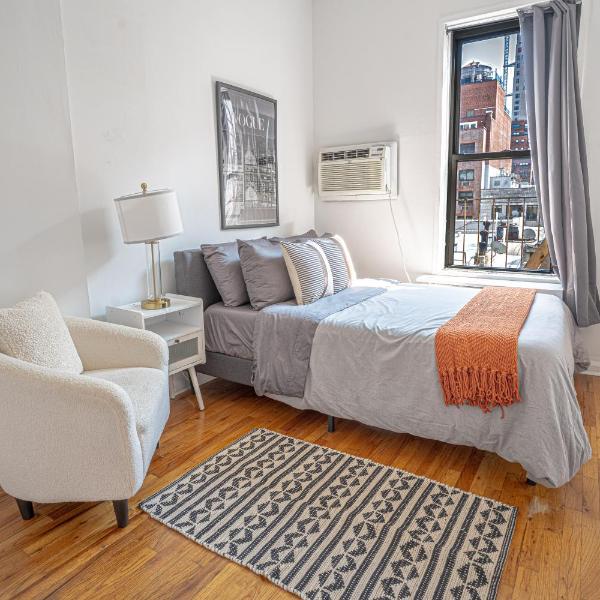 Chic 2BD Upper East Side Retreat, New York