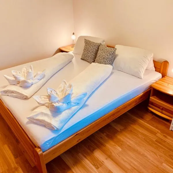 Rose Lakeside Apartman, hôtel à Balatonberény