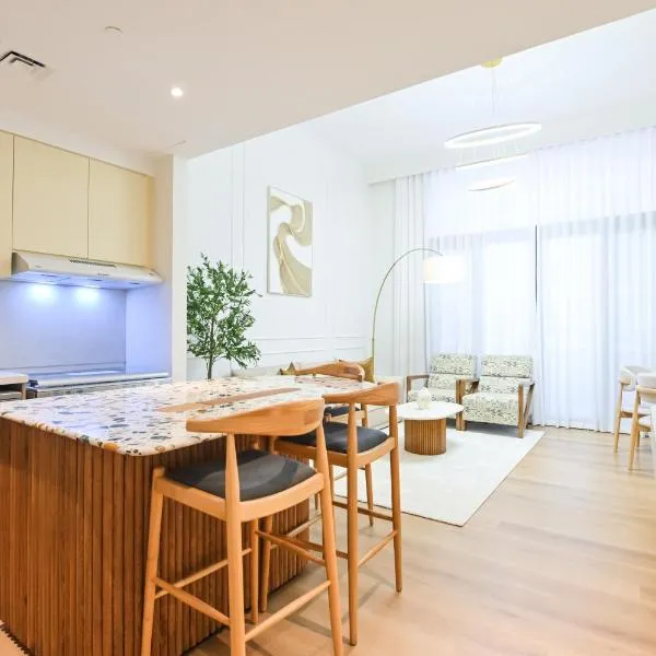 GV Holiday Homes DXB - Cozy 2BR Apartment in Town Square Dubai, hotel u Dubaiju