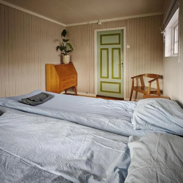 2 Houses & A Barn Double Room, hotel v destinaci Vestvågøya