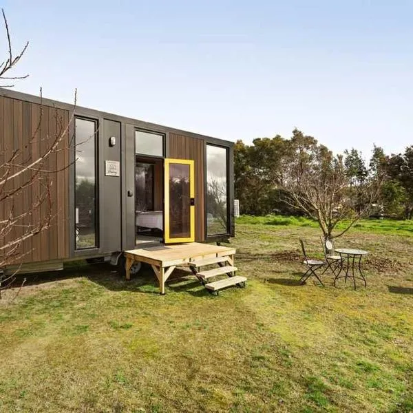 Tiny in the Orchard by Tiny Away, hotel in Cardigan