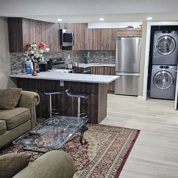 Cozy and Affordable Apartment - Guesthouse South West Airdrie, ξενοδοχείο σε Airdrie