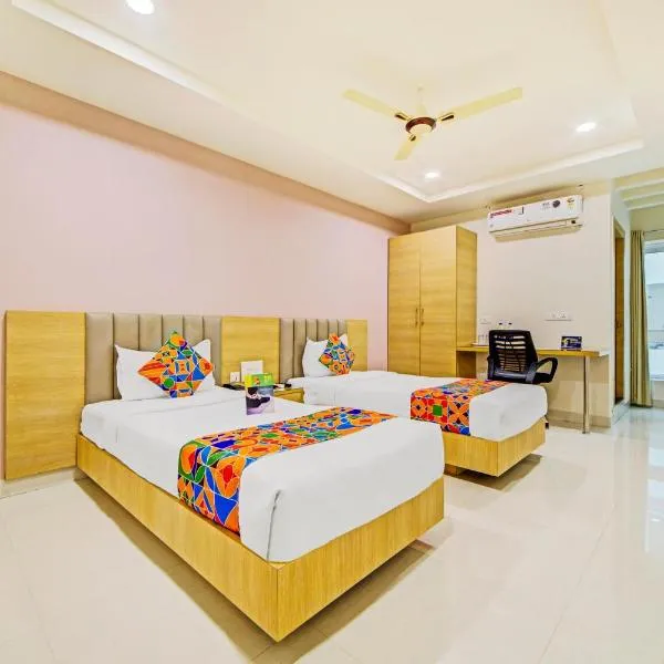 FabHotel Veeraj Suites，位于海得拉巴的酒店