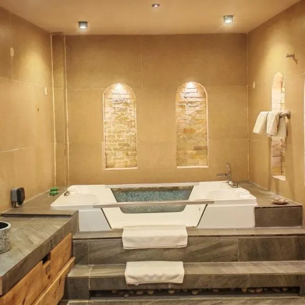 Omani Guest House نزل البيت العماني, hotel v destinaci Nazvá