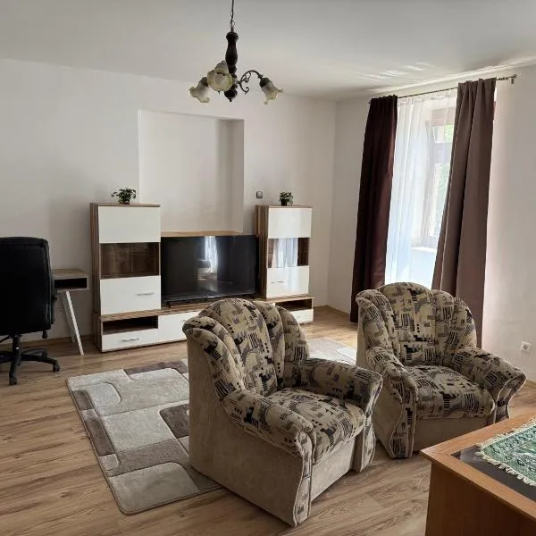 La Casa De Nido-Tágas családias apartman 6 főig, kerttel, hotel in Veszprémfajsz