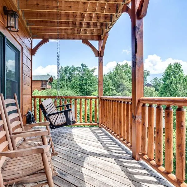 Gatlinburg Cabin with Private Hot Tub by Staycating, hotel in Gatlinburg
