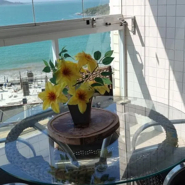 Apartamento Frente para o Mar - Varandão com Blindex - Vista Total para o Mar - 1 Suite e mais 2 Quartos-Ar Condicionado - 2 Vagas - BEIRA MAR - 70 metros da Praia ,TVS SMART GERAL -WI-FI -DISNEY PLUS-OUTROS- PORTARIA 24 HORAS-KIT PRAIA 4 PESSOAS, hotel in Guarapari