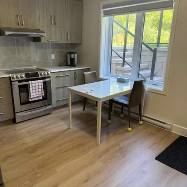 All inclusive pied à terre near airport 2nd bed extra thirty dollars cash, hotel en Pointe-Claire