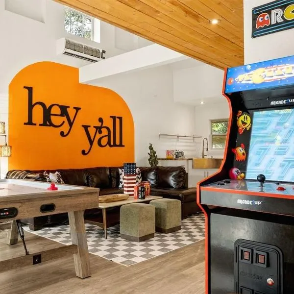 Pool! Games! Dogs! Space!, hotel in San Antonio