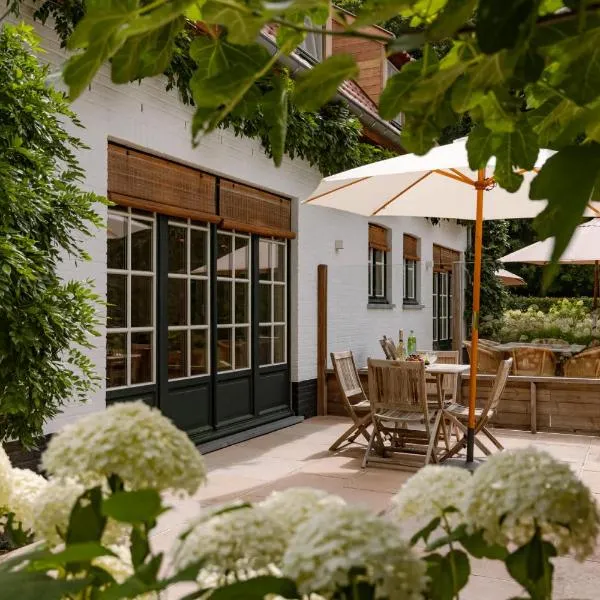 Huswell - Two guest-rooms in stylish villa - free bikes, hotel in Bruges