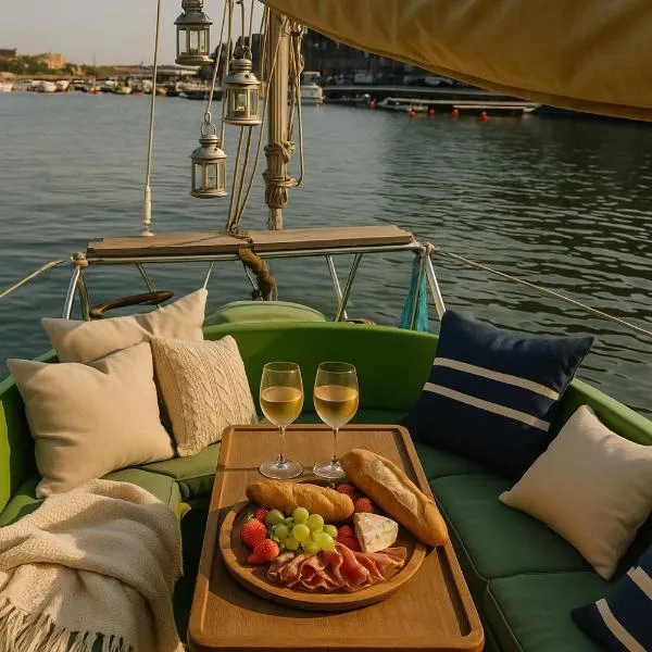 Glamping on small, old boat in Karlskrona, hotel v destinaci Karlskrona