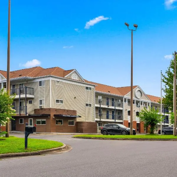 HomeTowne Studios & Suites by Red Roof Charlotte - Ballantyne，位于夏洛特的酒店