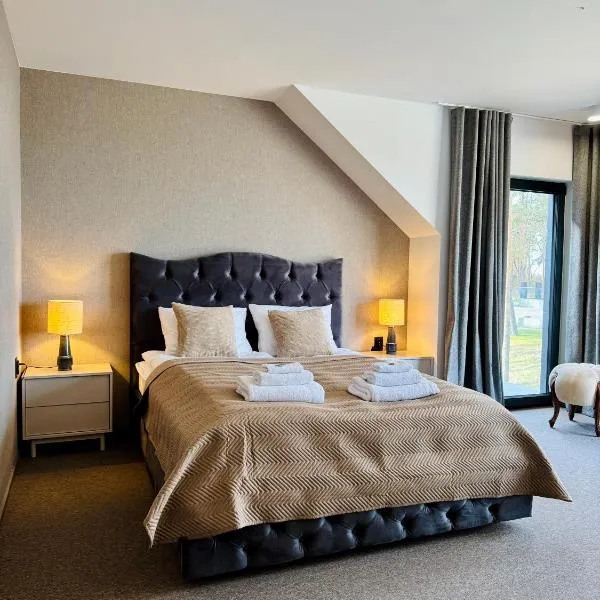 Hey Charlie, Hotel in Jantar