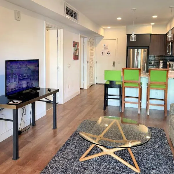 Urban Gorgeous Hollywood Living with rooftop views and BBQ, GYM, hotel in Los Angeles