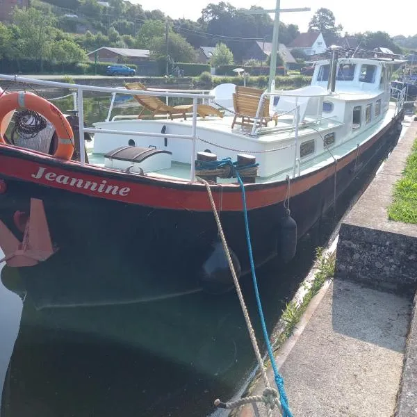 Péniche Jeannine โรงแรมในLobbes