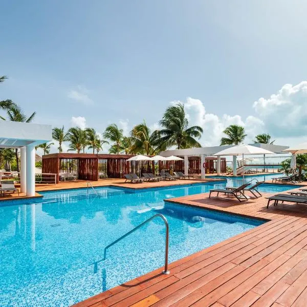 La Amada, Private Terrace Penthouse in Beachfront Complex، فندق في كانكون