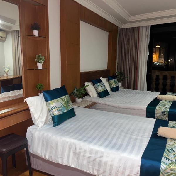 Riverbank Suites - River View Level 11, Sleeps 7, Kampung Boyan