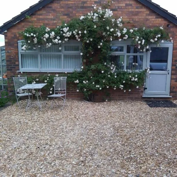 The Garden Room, 1 Heath Cottage, hotel in Knutsford