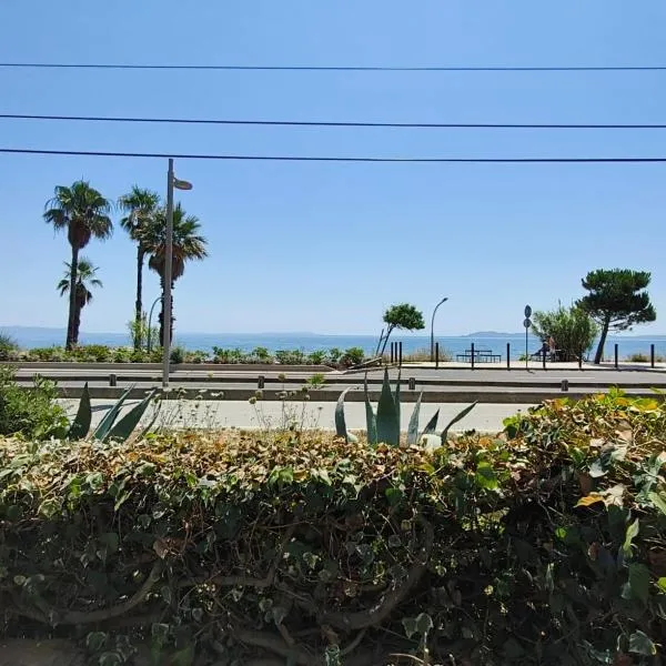 T2 front de mer et parking gratuit, hotel a Hyères