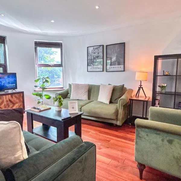 Newly Renovated 4-BDR Crouch End Home with Balcony and FREE Parking near Alexandra Palace & Finsbury Park by Staylio London, Hotel in London