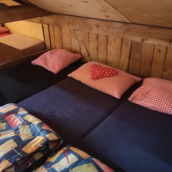 Schlafraum in einer Alphütte, hotel Bisisthal városában