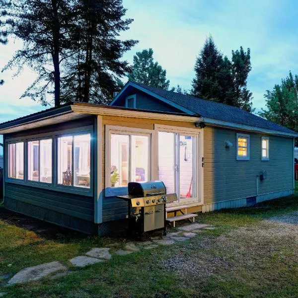 Glamping chalet on campsite Boat Lac Naviguable, hotel em Saint-Michel-des-Saints