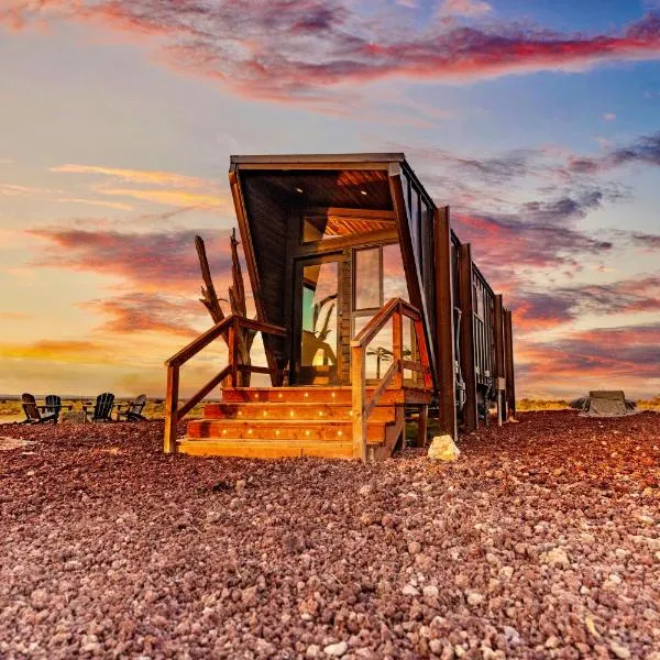 Grand Canyon Stargazing Off-Grid Tiny Home, hotel in Valle