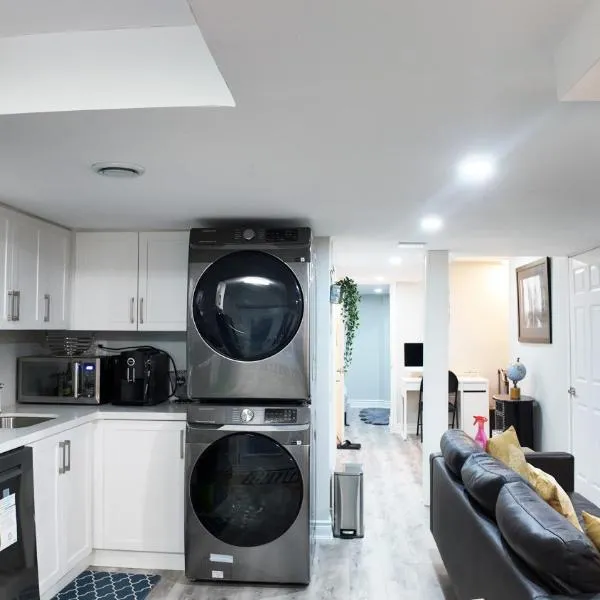 2 Bedroom Walkout Basement Ajax, hotel in Ajax
