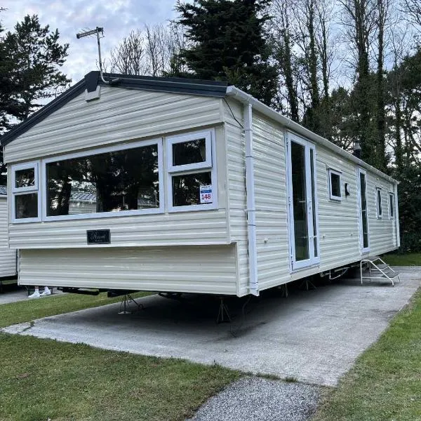 The Pines Caravan at Newquay Holiday Park, hotel en Porth