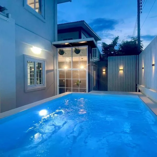 Private Pool Villa - Near Charoen Sri Fresh Market - Baan Hug Ubon, Warinchamrap, hotel en Ubon Ratchathani
