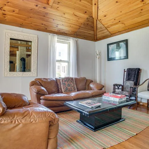 < 1 Mi to Beaches: Home w/ Deck in Oak Bluffs – hotel w mieście Oak Bluffs