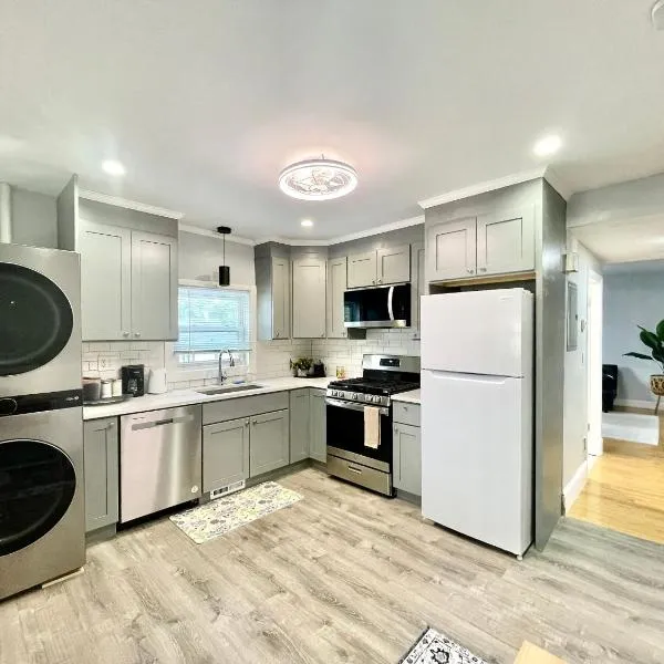 Cozy 3-Beds in 2-Bedrooms Apartment Near Quincy Adams, hotel in Quincy