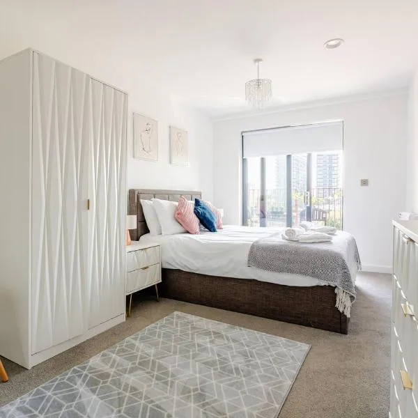 2Bed 2Bath Private Balcony, Superior Waterfront View Apt, Parking FREE WiFi 10mins Media City, Salford Quays, Old Trafford, City Centre, hotel in Manchester