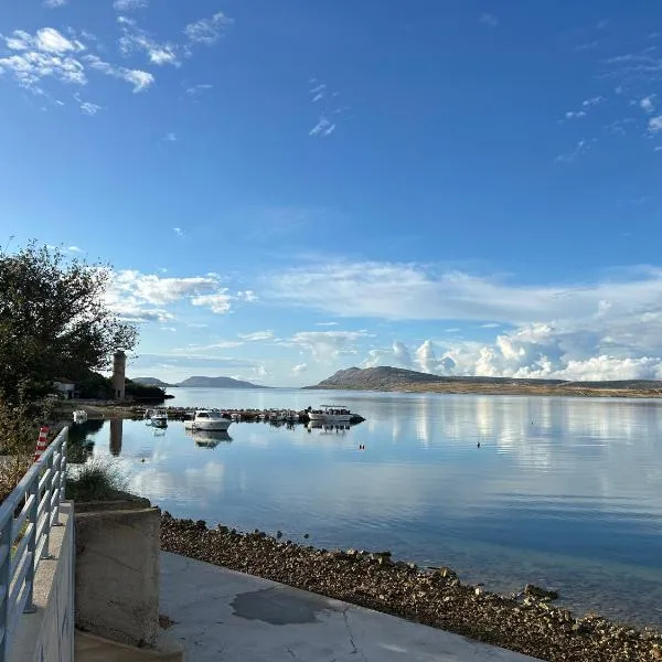 BEACH HOUSE CASKA, hôtel à Novalja