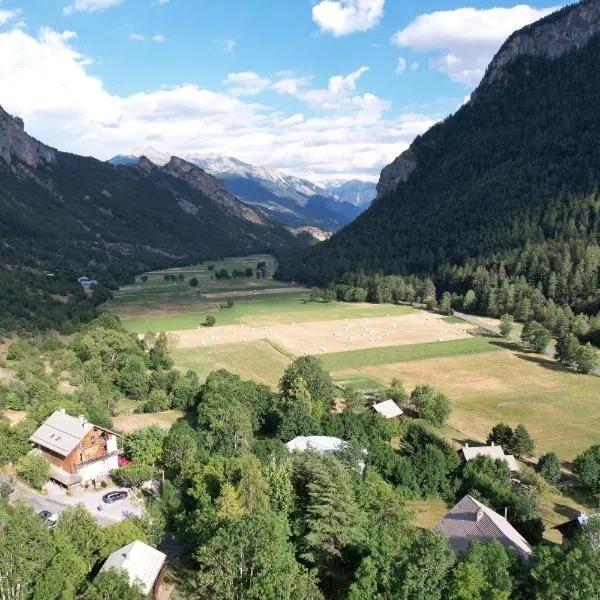 Hôtel Restaurant Gîtes Les 5 Saisons, hotel em Freissinieres